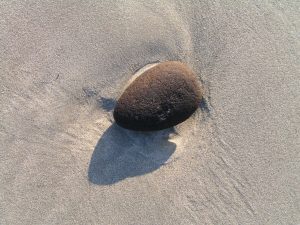 Afgesleten stukje hout op strand